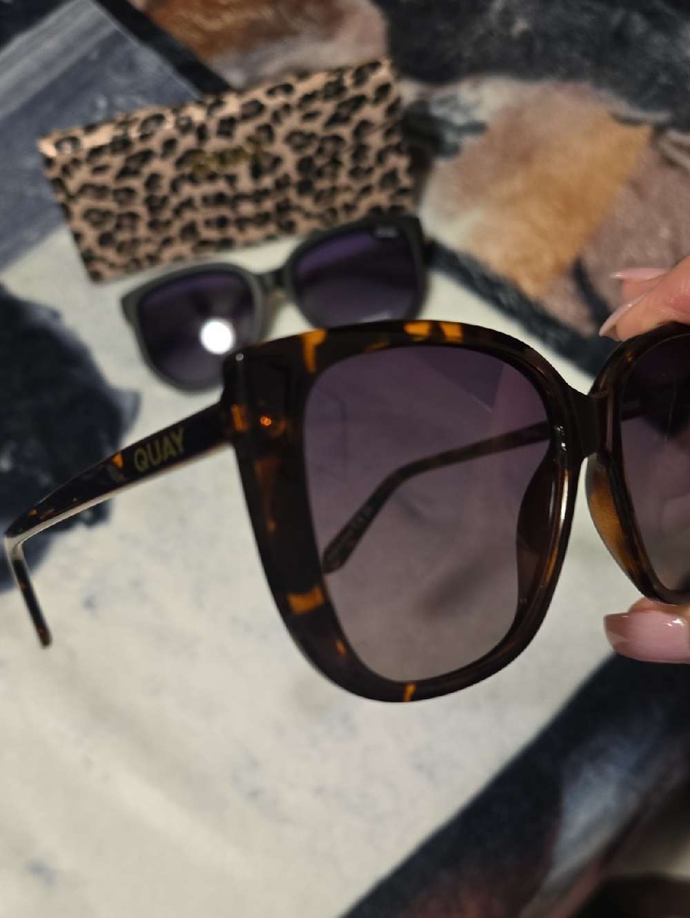 2 pair Quay Polarized Sunglasses - Black & Tortoiseshell with case that hold 2 - Picture 2 of 5